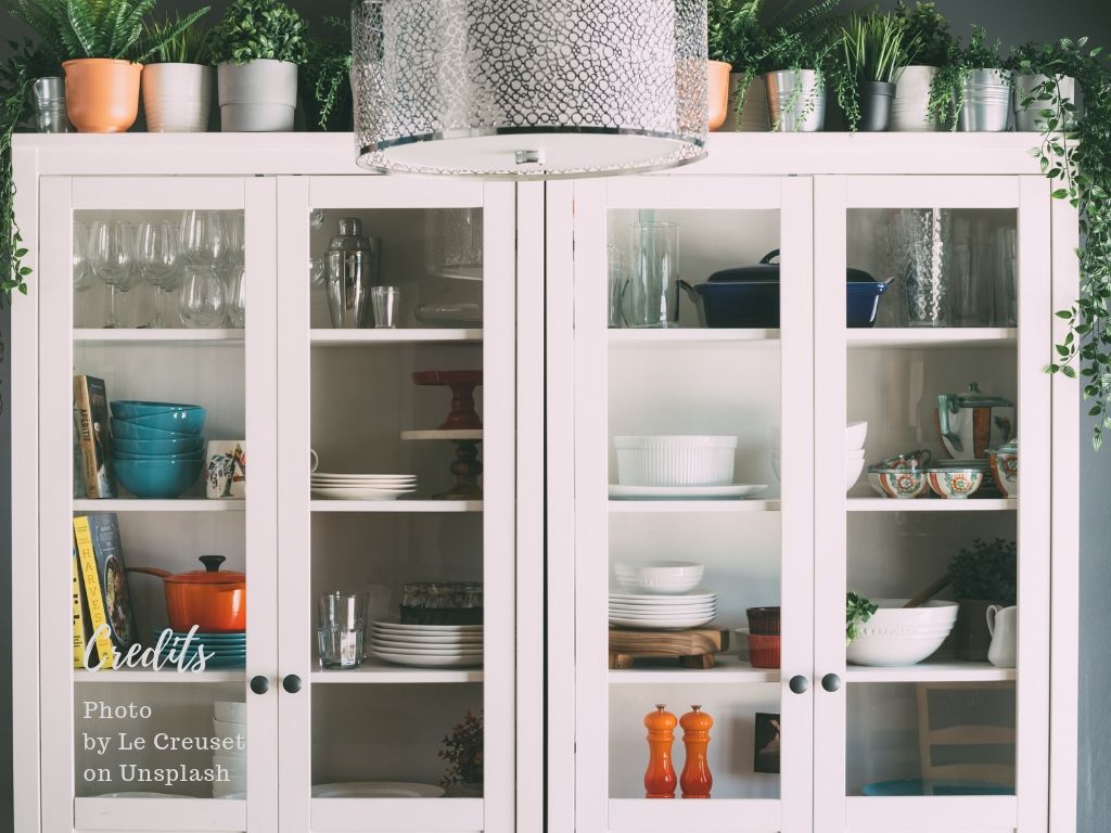 Foto van keukenkastjes met serviesgoed.
